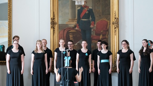 Jugendkammerchor auf der Bühne im Spiegelsaal