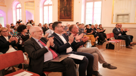 Beifall klatschende Gäste beim Stiftungstag im Spiegelsaal