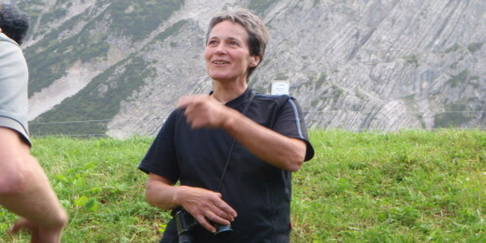 Rosi Lechleitner beim Interview mit einem Fernsehteam.
