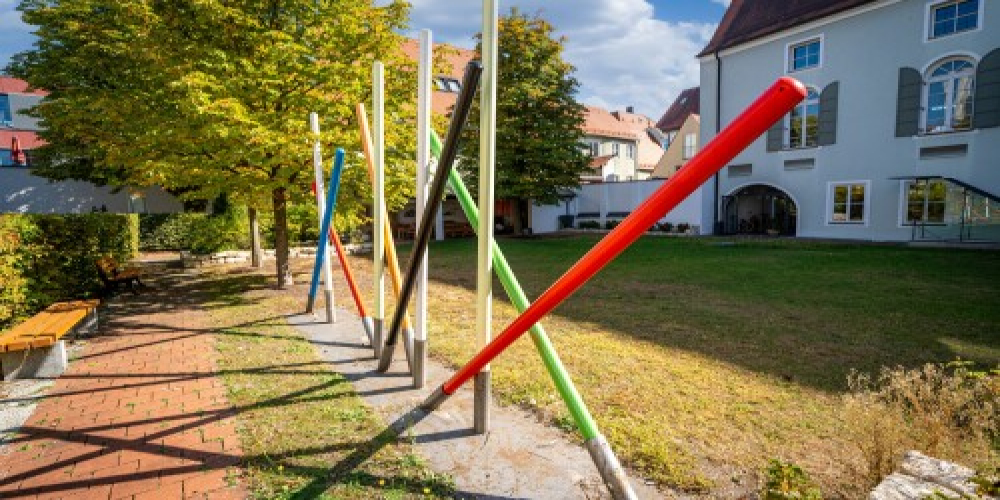 Mikado im Kolpinggarten das die engen Beziehungen von Kolping Ingolstadt zu Partnerländern in Uganda, Togo, Brasilien und Peru symbolisiert.