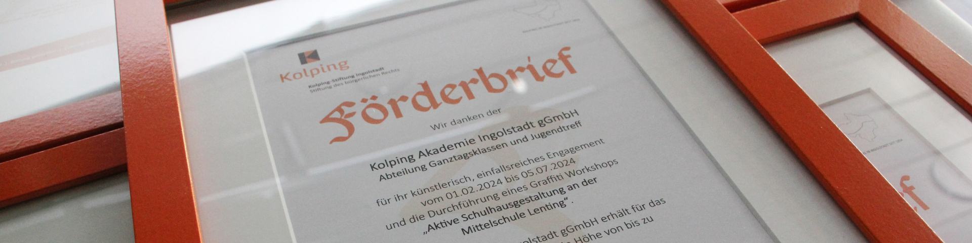 Förderbriefe der Kolping-Stiftung im Bilderrahmen