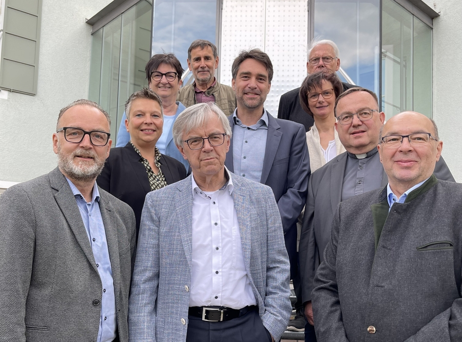 Foto mit den Stiftungsvorständen Reichart und Stachel, weiter auf dem Bild die Stiftungsräte und Stiftungsrätinnen Braun, Panne, Böhm, ehemalige Stiftungsrätin Enzinger, Kastl, ehemaliger Stiftungsrat Killermann, Meyer, Raps
