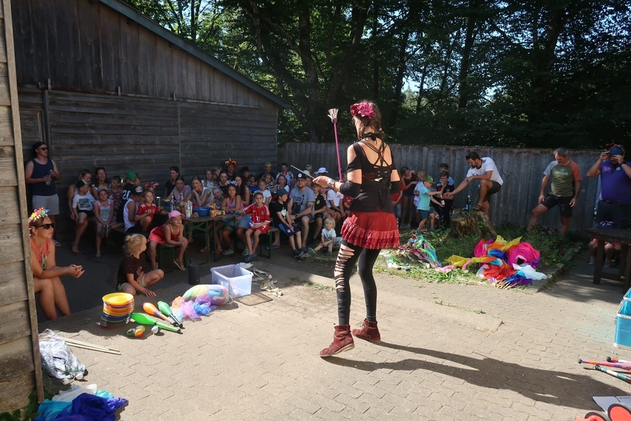 Familien mit Kindern und Zauberin beim Workshop.