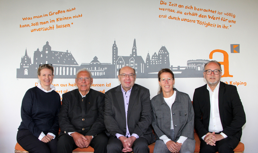 Geschäftsführerin der Akademie Frau Stephanie Kühn, Stiftungsvorstand Johann Stachel, Stiftungsratsvorsitzender Leo Braun, Geschäftsführerin der Akademie Sabine Meuser, Stiftungsvorstand Markus Reichhart