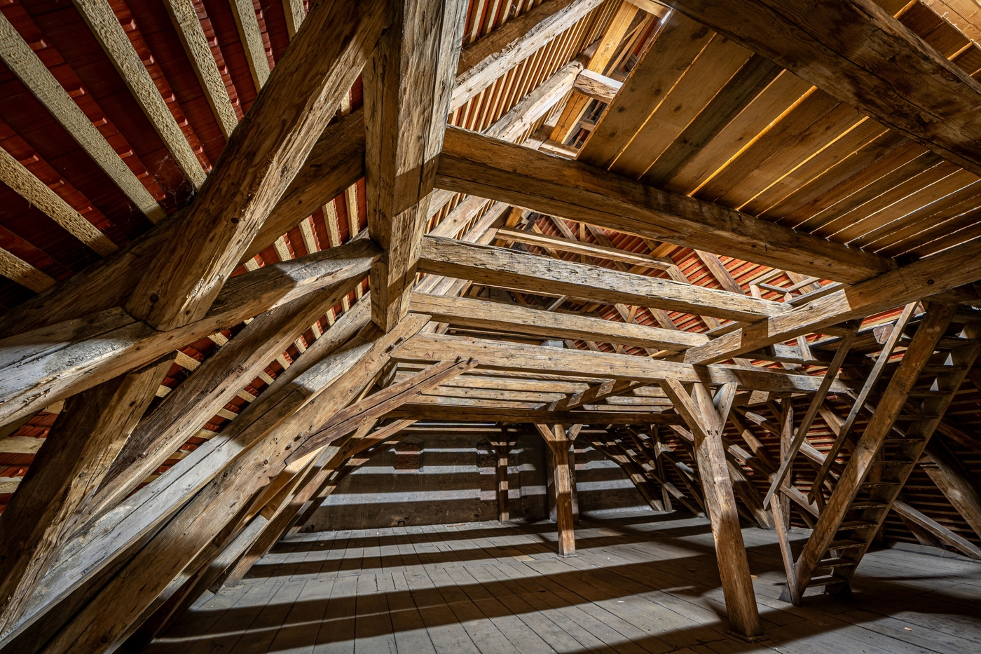 Ansicht eines Teilbereiches des historischen Dachstuhls des Kolpinghauses.