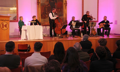 Bühnenbild im Spiegelsaal mit Schauspielerpaar Claudia Dölker, Hartmut Scheyhing und musikalischer Gestaltung von der Würzburger Musikgruppe