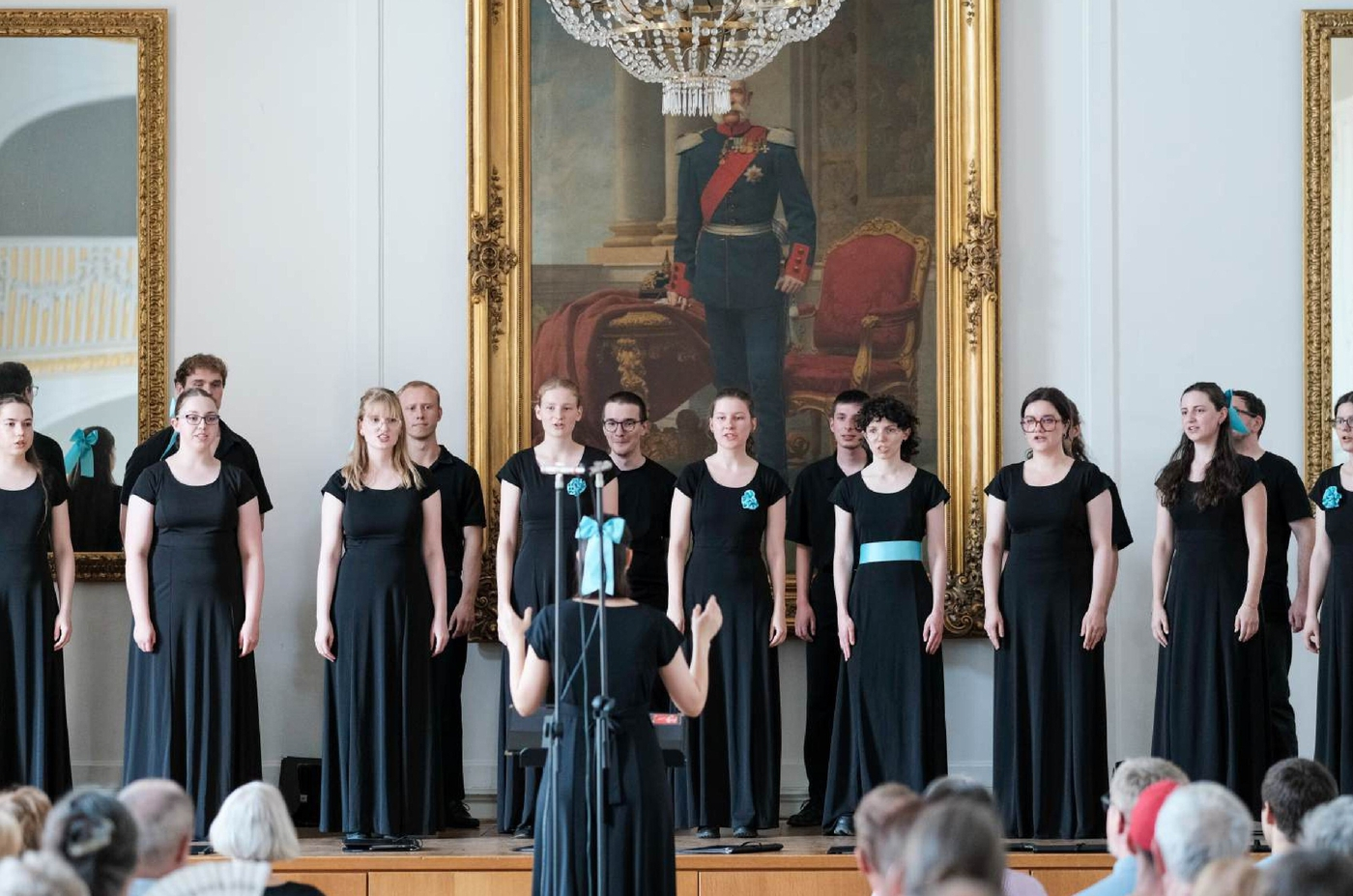 Jugendkammerchor auf der Bühne des Spiegelsaales
