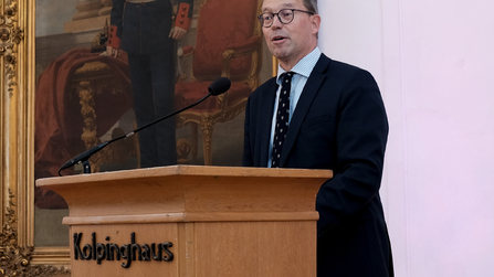 Stiftungsreferent Dirk Müller bei der Begrüßung im Spiegelsaal