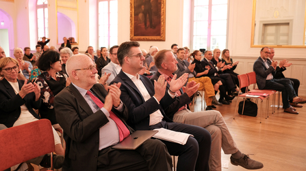 Beifall klatschende Gäste beim Stiftungstag im Spiegelsaal