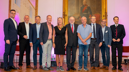 Podiumsrunde und Veranstalter stellen sich zum Gemeinschaftsfoto