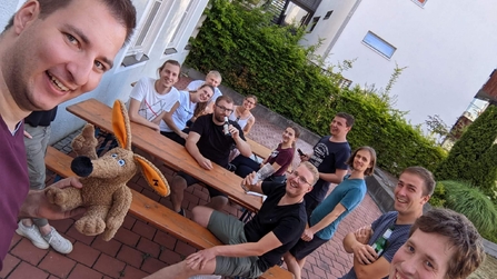 Jungkolpinggruppe hat gute Laune auf der Terrasse des Kolpinghauses
